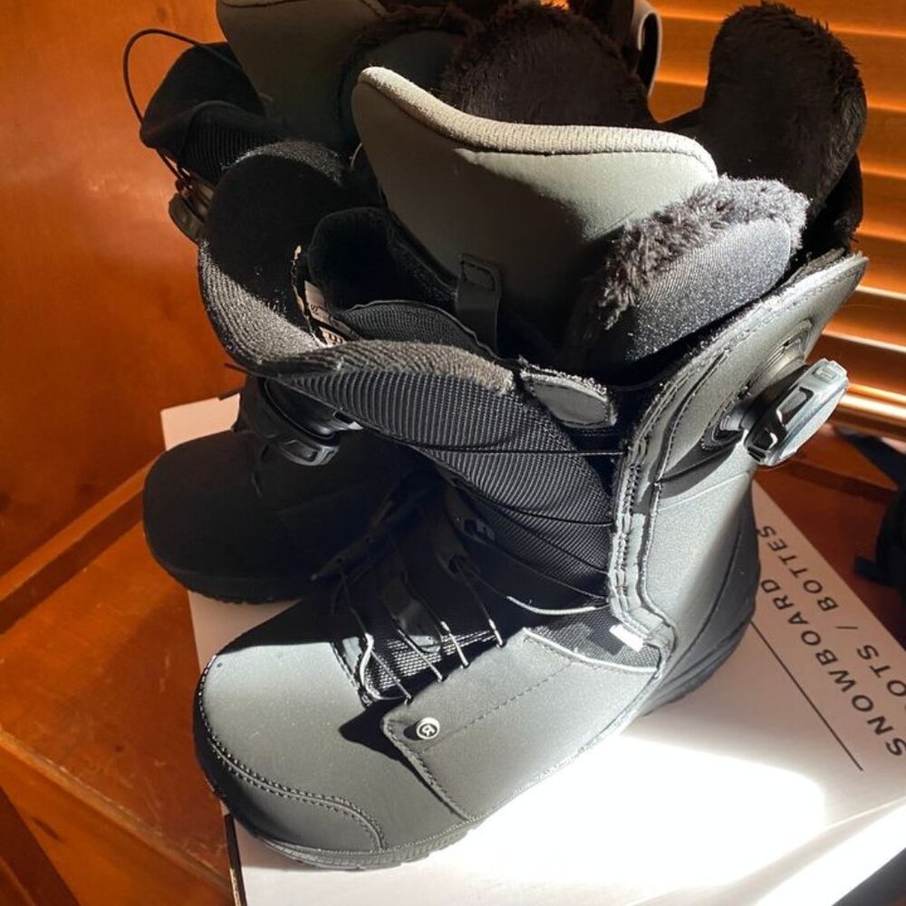 Ride Cadence Snowboard Boots - Size 8 women